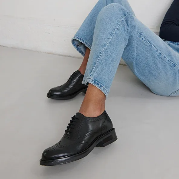 Lace-up Derbies in black shiny leather