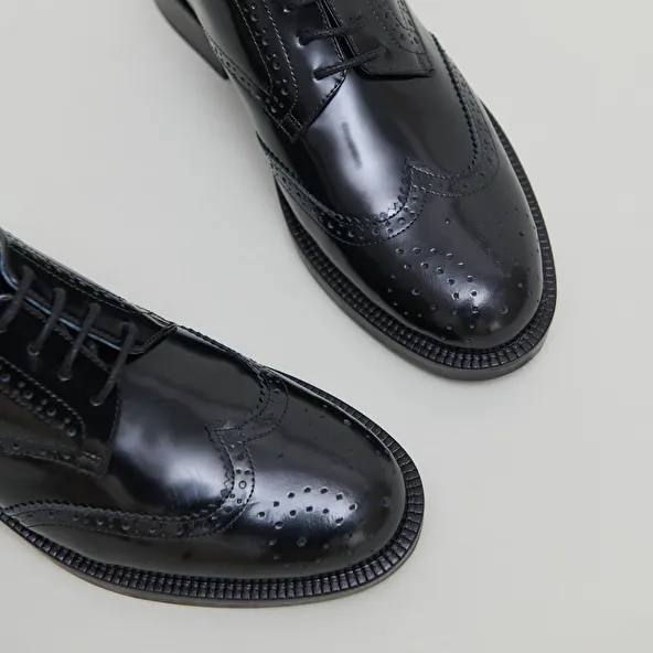 Lace-up Derbies in black shiny leather