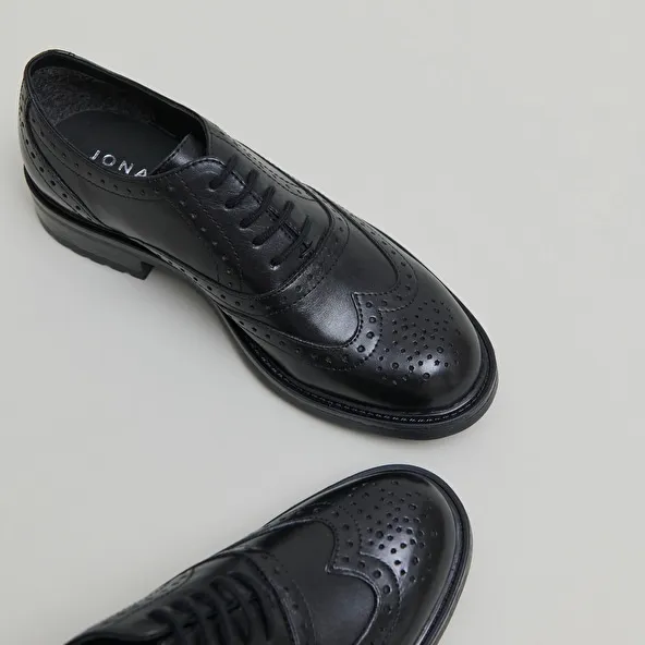 Richelieus with openwork details in black leather